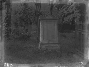 Grabstein von Johann Friedrich Reichardt auf dem Friedhof St. Bartholomäus vor der Erneuerung.