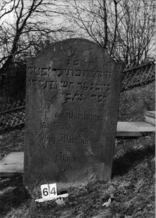 Grabstein 64 (Index: 100080761) Material: Sandstein Zustand: abgeblättert Maße HxBxT: 111x64x8 cm Beschreibung: Stele, eingezogener Rundbogenabschluß: Grabstein 64