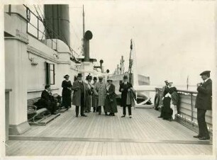 Touristen auf dem Vordeck eines Passagierdampfers, vermutl. Cleveland : Bordaufnahmen. Touristen auf dem Vordeck eines Passagierdampfers, vermutl. Cleveland