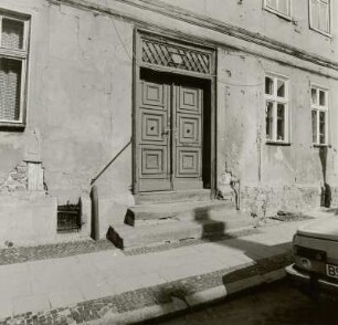 Wohnhaus, Eingangstür mit Vortreppe : Beeskow (Landkreis Oder-Spree), Bodelschwinghstraße 5. Wohnhaus. Eingangstür mit Vortreppe