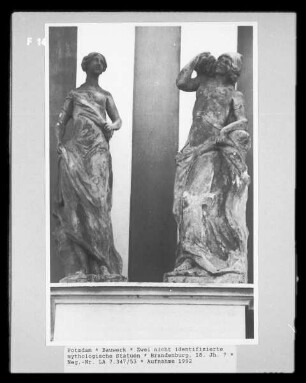 Zwei nicht identifizierte mythologische Statuen