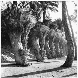 Kolonnaden im Park Güell, Barcelona (Spanien)