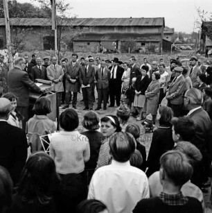 Volksschule Klosterbergen [später: Grundschule Klosterbergen]: Klosterbergenstraße: Neubau: I. Bauabschnitt: Grundsteinlegung: Rede von Bürgermeister Hermann Körner: vorn und hinten Vertreter der Stadt, Schüler, Lehrer und Gäste: im Hintergrund Ställe des ehemaligen Gutshofes Schaumann