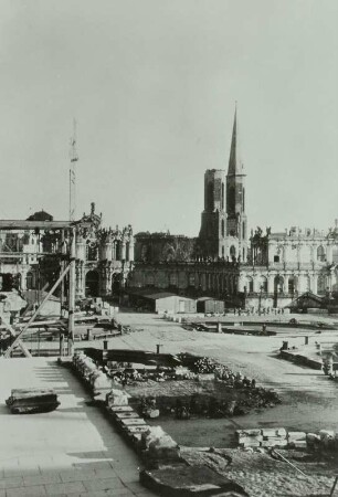 Zwinger. Blick über den Innenhof auf Glockenspielpavillon, Sophienkirche und Porzellanpavillon