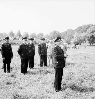 Hamberge: Travewiesen: Amtsfeuerwehrfest des Amts Reinfeld-Land: Begrüßung durch neuen Amtswehrführer Erwin Denker: dahinter Amtswehrführer Stüven, Gustav Krützfeld, ehemaliger Amtswehrführer Gustav Hafemann, Amtmann Ernst Tidow
