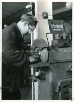 Arbeiter an der Werkbank