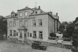 Großerkmannsdorf (Radeberg-Großerkmannsdorf), Hauptstraße 35. Gasthof zum Erbgericht. Straßenansicht mit Eingang zum Garten und parkendem PKW