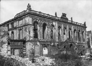 Portal der ehem. Schloßkapelle : Ruine des Johanneums mit Portal der ehemaligen Schloßkapelle