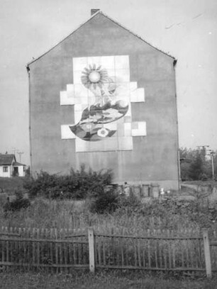 Burkersdorf (Frauenstein-Burkersdorf), Teichweg 1/3. Wohnblock (1975). Giebelfront mit Wandmosaik (nach 1980; B. Dolinski)