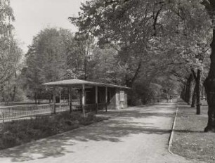 Dresden-Altstadt, Karcherallee. Fußweg und Bahnhofsgebäude der Parkeisenbahn, Haltepunkt "Karcherallee"