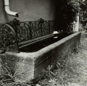 Lengenfeld-Plohn. Rittergut Plohn (nach 1804). Wassertrog mit schmiedeeisernem Aufsatz