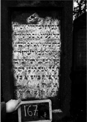 Grabstein 167 (Index: 100111340) Material: Sandstein Zustand: leicht verwittert Maße HxBxT: 197x60x46 cm Beschreibung: Stele, profilierter Sockel, Abdeckplatte mit Volutenaufsatz, rechteckige Schriftfelder eingetieft Symbolik: Blüten, Voluten: Grabstein 167F (?)