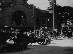 Szene aus dem sowjetischen Dokumentarfilm "Die Befreiung Dresdens": Angehörige der sowjetischen Armee am Hauptbahnhof