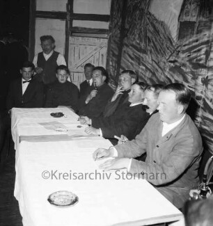 Hotel Oldesloer Hof: Saal: Landjugend bei Aufführung eines Theaterstücks: Bühne: Szenenbild