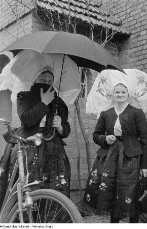 Porträt von zwei Frauen in Spreewaldtracht