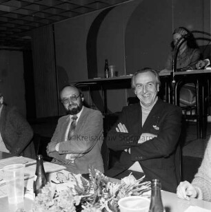 SPD: Kreisparteitag: Bad Oldesloe: Kreisberufsschule: ehemaliger Kreisvorsitzender Alfred Schulz und sein Nachfolger Manfred E. Poppe: hinten auf Bühne Tisch: daran weiteres SPD-Mitglied