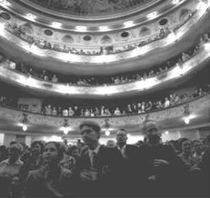 Gefüllter Zuschauerraum des Maxim-Gorki-Theaters