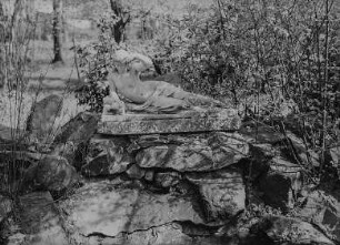Nymphe an der Vogeltränke : Nymphe an der Vogeltränke. Marmor (vor 1873; W. v. Hoyer). Dresden, Großer Garten, In den Anlagen südlich vom Palais