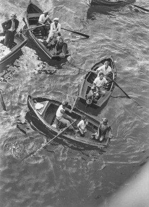 Händlerboote : Blick vom Schiff auf Händler in Ruderbooten