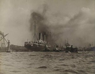 Der "Imperator" im Hamburger Hafen