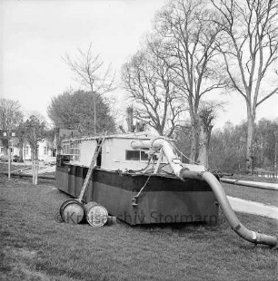 Trave: Entschlammung des Stadtarmes: Schwimmbagger im Bürgerpark zwischen Konrad-Adenauer-Ring und Trave
