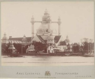 Industriehalle, vom Wasser aus gesehen.