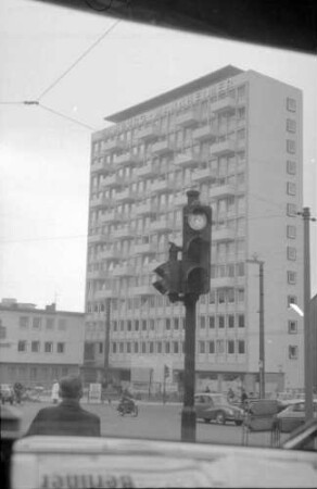 Gießen: Hochhaus und Verkehrsampel