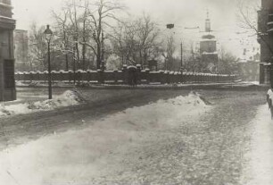 Leutzsch, Hans-Driesch-Straße : Leipzig-Leutzsch. Rathausstraße (Hans-Driesch-Sraße) mit Friedhof und Laurentiuskirche im Winter