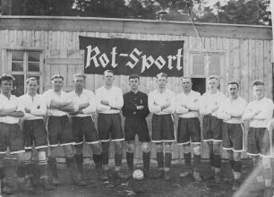 Fußballmannschaft des Arbeitersportvereins "Rot-Sport" aus Crandorf (Erzgebirge) : Fußballmannschaft des Arbeitersportvereins "Rot-Sport" aus Crandorf (Erzgebirge)