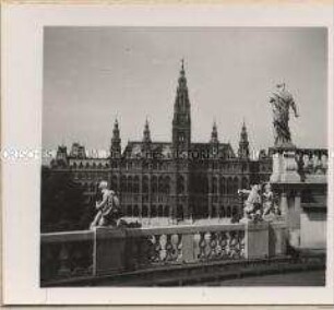 Wien, Blick vom Burgtheater zum Rathaus, erbaut von Friedrich Schmidt