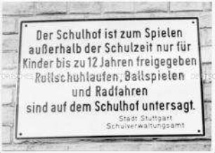 Verbotsschild auf dem Schulhof (Sonderthema: Kein Platz für Kinder)