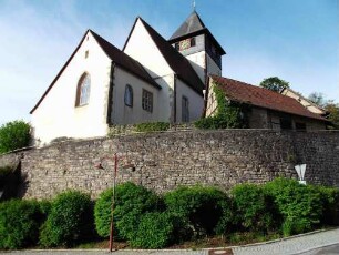 Ansicht von Ostnordosten mit Kirche über Kirchhofmauer (Futtermauer) in erhöhter Lage am Ortsrand