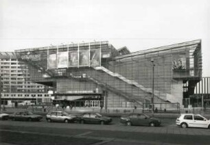 Dresden-Altstadt. UFA-Palast, St. Petersburger Straße (1993/1998, Coop Himmelb(l)au). Ansicht von Südosten