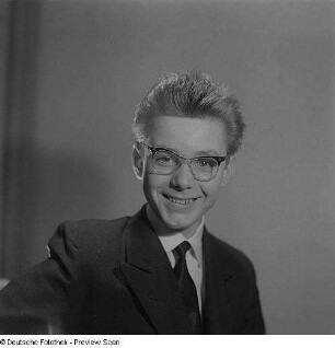 Porträt eines jungen Mannes mit Brille