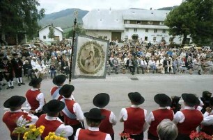 Bernau: Standarte des Musikvereins Bernau mit Trachtenkapelle