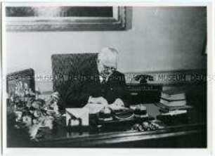Wilhelm Pieck am Schreibtisch in Schloss Niederschönhausen