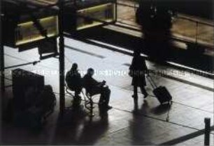 Personen auf einem Bahnsteig, von oben fotografiert (Altersgruppe 18-21)