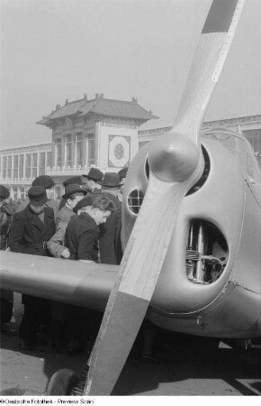 Besucher an einem Flugzeug auf dem Ausstellungsgelände der Technischen Messe