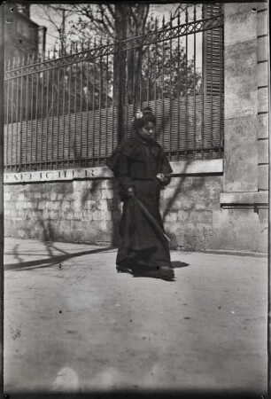 Paris. Frau auf dem Boulevard Haussmann (?)