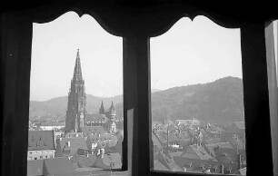Freiburg i. Br.: Blick vom Martinstor zum Münster (Durchblick durch Erkerfenster)