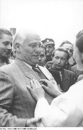 Berlin, 3. Weltfestspiele der Jugend und Studenten, Auftritt eines Kulturensembles aus der Demokratischen Volksrepublik Korea (Nordkorea), Parade im Stadion mit den Ehrengästen Wilhelm Pieck und Otto Grotewohl, Feuerwerk, August 1951