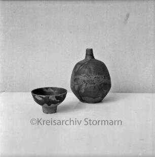Juscha und Siegfried Schneider-Döring: Kunstkeramiker: Werke: Schale, Vase: vor weißem Hintergrund