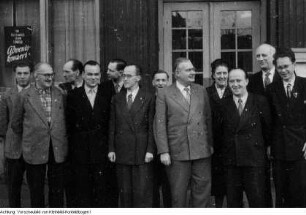 Dresden. Wolfgang Uhlmann (3. links vom Redner), Großmeister im Schach während des internationalen Schachturniers in Dresden, 1956 & Sport, 1956-1957
