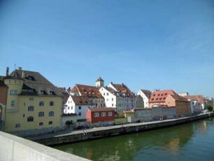 Regensburg: Donauufer mit Altstadtbebauung