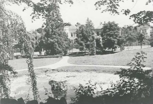 Blick auf Gartenteich und Tennisplatz in dem Palaisgarten. Detmold. Neustadt. Papierabzug