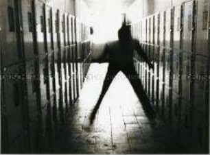 Verschwommene menschliche Silhouette zwischen Schließfächern (Altersgruppe 18-21)