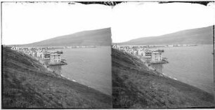 Akureyri (Island). Ortsansicht vom Hang (von Süden) auf die innere Bucht des Eyjafjordes
