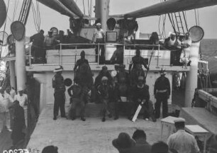 Äquatortaufe : Die Passagiere bei der Äquatortaufe auf Deck des Dampfschiffes Usambara