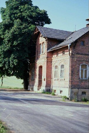 Backsteingebäude, Ziegel aus Ziegelei Dittersdorf (vor 1920); 1945-1991 Bekleidungsfabrik