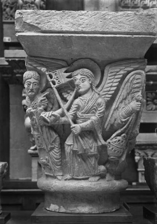 Clermont-Ferrand, Notre-Dame-du-Port, südöstliches Chorsäulenkapitell, Posaunenengel